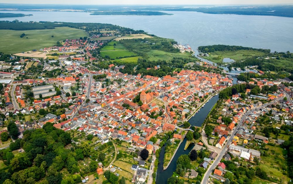 Luftaufnahme Plau am See - Ortskern am Uferbereich des Elde - Flußverlaufes in Plau am See im Bundesland Mecklenburg-Vorpommern