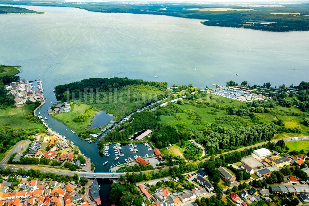 Luftaufnahme Plau am See - Ortskern am Uferbereich des Elde - Flußverlaufes in Plau am See im Bundesland Mecklenburg-Vorpommern