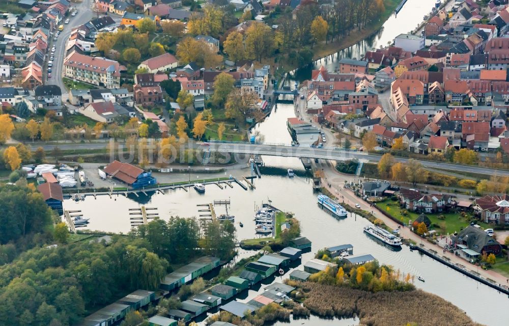 Luftaufnahme Plau am See - Ortskern am Uferbereich des Elde - Flußverlaufes in Plau am See im Bundesland Mecklenburg-Vorpommern