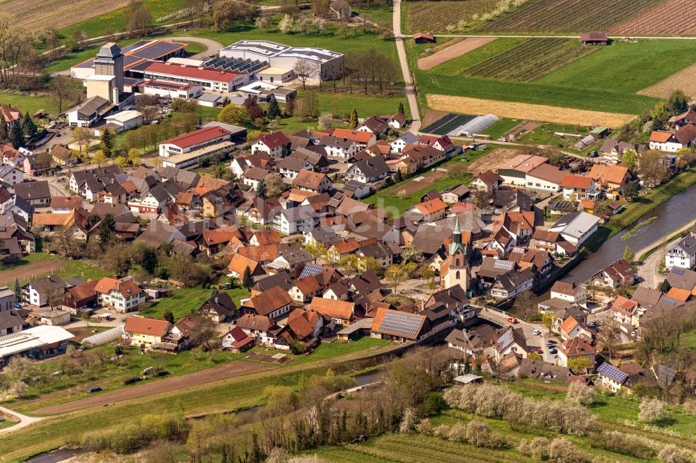 Luftaufnahme Stadelhofen - Ortskern am Uferbereich des Flußverlaufes der Rench in Stadelhofen einem Ortsteil von Oberkirch im Bundesland Baden-Württemberg, Deutschland