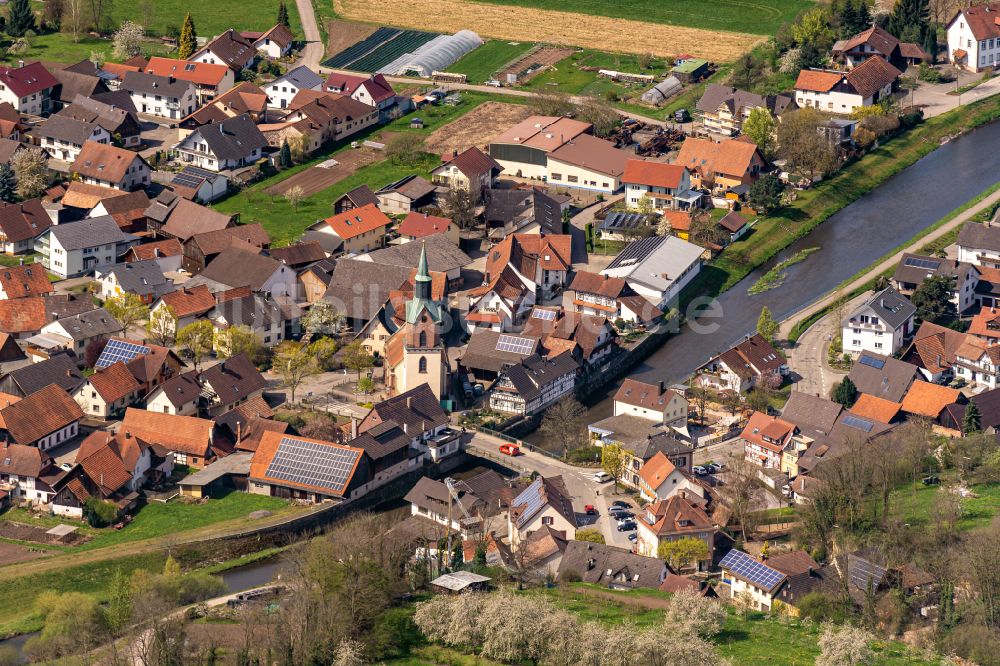 Stadelhofen von oben - Ortskern am Uferbereich des Flußverlaufes der Rench in Stadelhofen einem Ortsteil von Oberkirch im Bundesland Baden-Württemberg, Deutschland