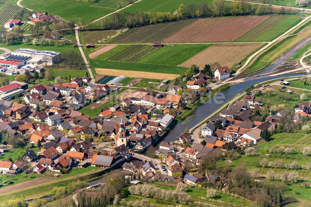 Stadelhofen aus der Vogelperspektive: Ortskern am Uferbereich des Flußverlaufes der Rench in Stadelhofen einem Ortsteil von Oberkirch im Bundesland Baden-Württemberg, Deutschland