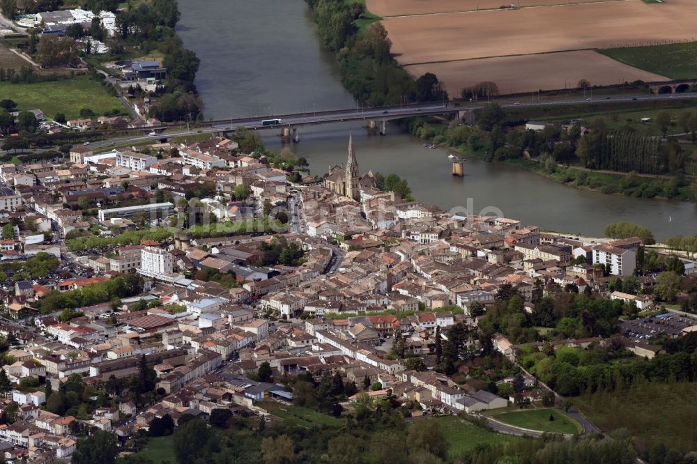 Luftaufnahme Langon - Ortskern am Uferbereich des Garonne - Flußverlaufes in Langon in Aquitaine Limousin Poitou-Charentes, Frankreich