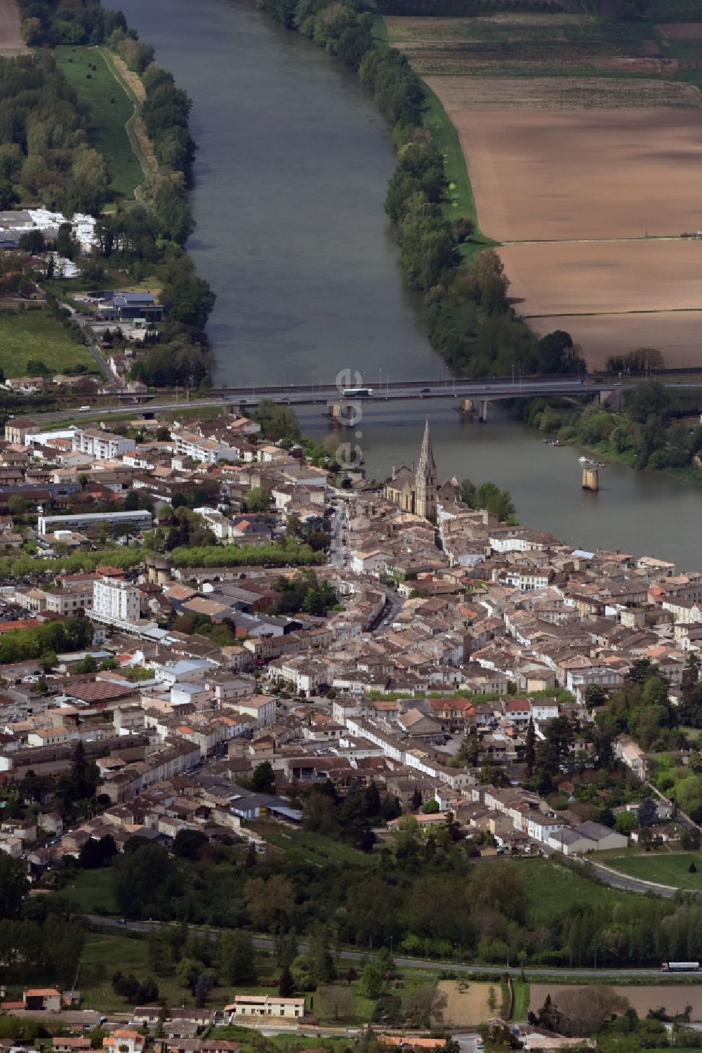 Langon von oben - Ortskern am Uferbereich des Garonne - Flußverlaufes in Langon in Aquitaine Limousin Poitou-Charentes, Frankreich