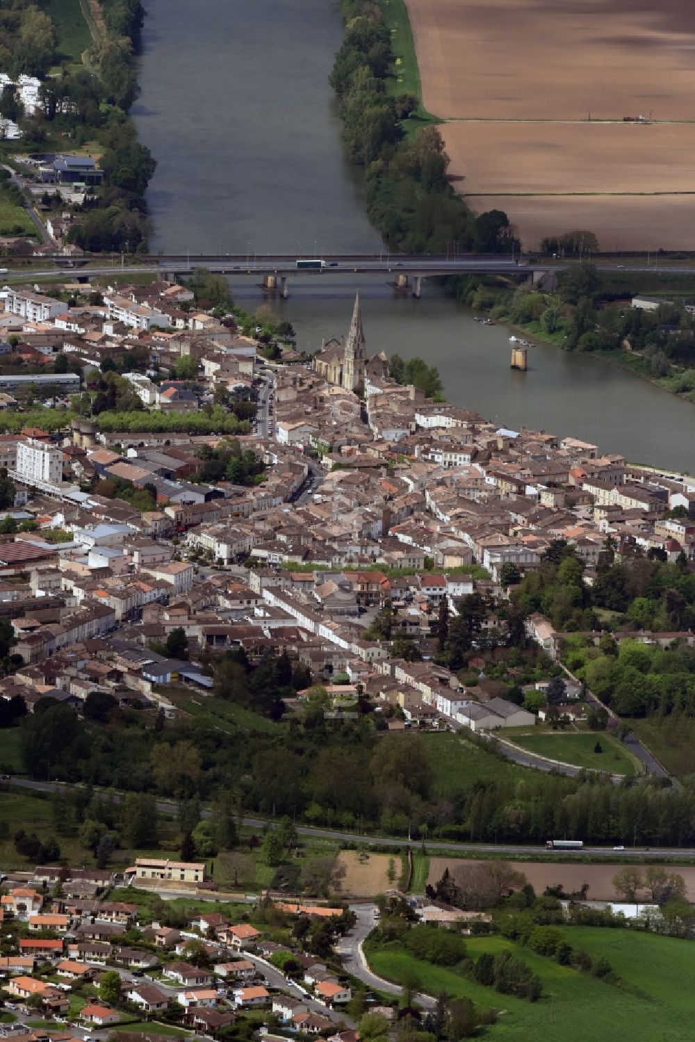 Langon aus der Vogelperspektive: Ortskern am Uferbereich des Garonne - Flußverlaufes in Langon in Aquitaine Limousin Poitou-Charentes, Frankreich