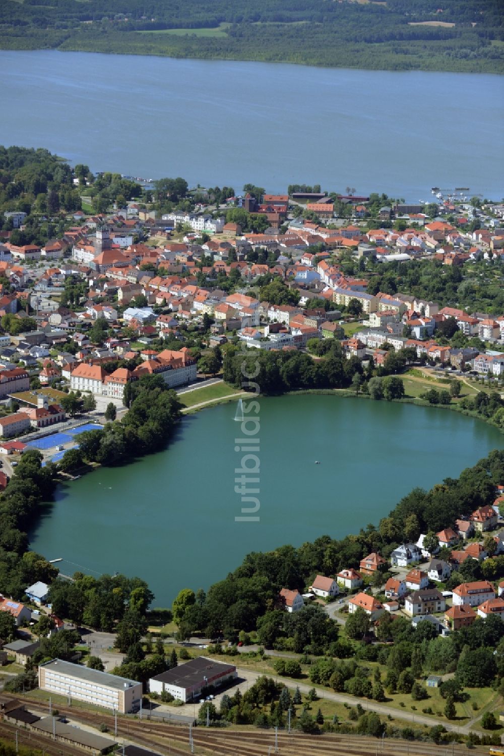 Luftaufnahme Neustrelitz - Ortskern am Uferbereich des Glambecker See in Neustrelitz im Bundesland Mecklenburg-Vorpommern