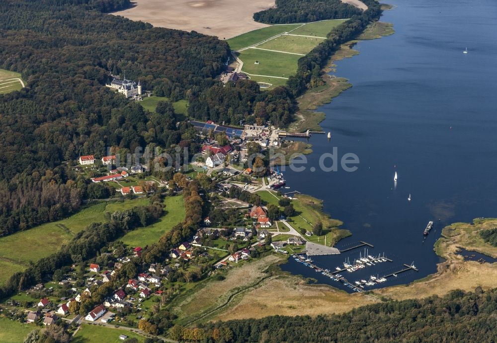 Ralswiek aus der Vogelperspektive: Ortskern am Uferbereich des Großer Jasmunder Bodden in Ralswiek im Bundesland Mecklenburg-Vorpommern