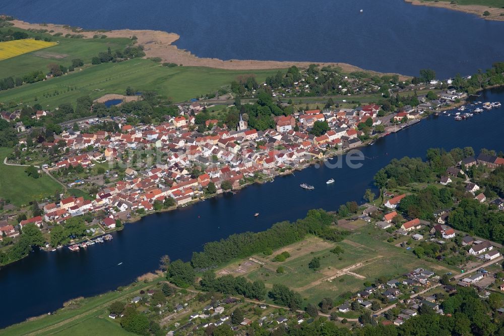 Pritzerbe von oben - Ortskern am Uferbereich des Havel - Flußverlaufes in Pritzerbe im Bundesland Brandenburg, Deutschland