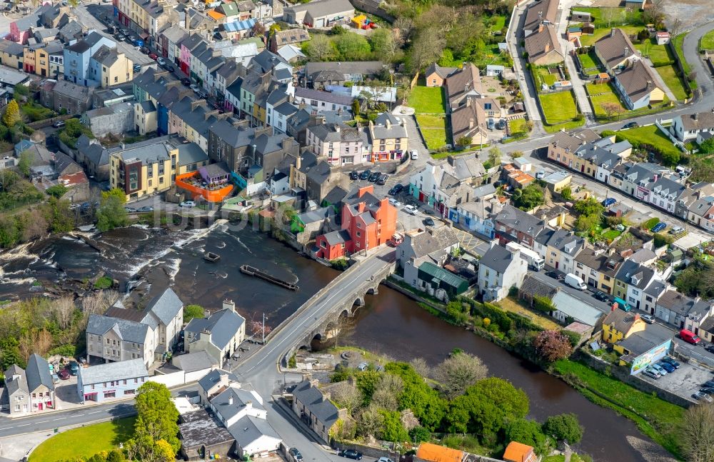 Luftaufnahme Ennistimon - Ortskern am Uferbereich des Inagh River - Flußverlaufes in Ennistimon in Clare, Irland