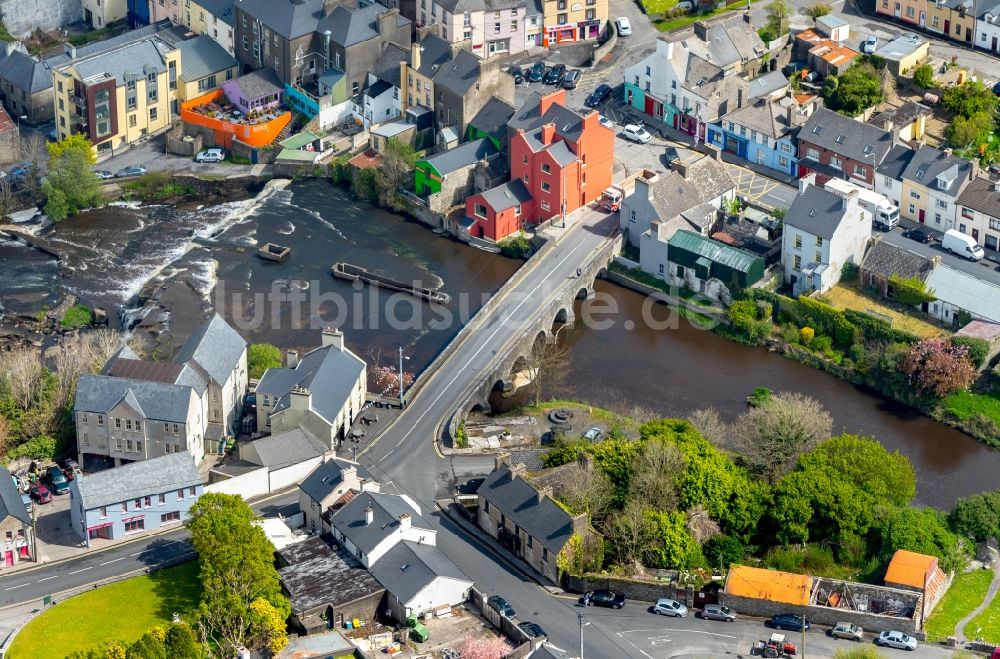 Ennistimon von oben - Ortskern am Uferbereich des Inagh River - Flußverlaufes in Ennistimon in Clare, Irland