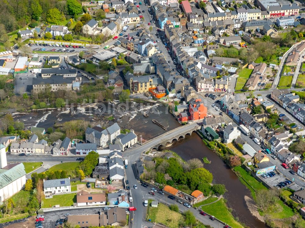 Ennistimon aus der Vogelperspektive: Ortskern am Uferbereich des Inagh River - Flußverlaufes in Ennistimon in Clare, Irland