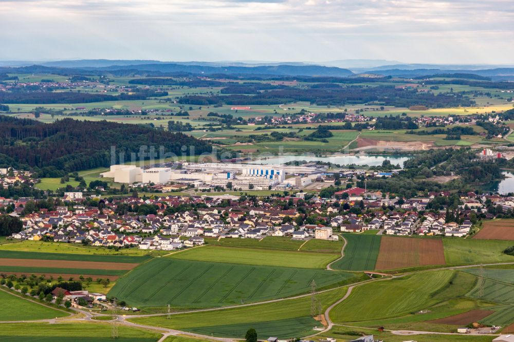 Luftbild Pfullendorf - Ortskern am Uferbereich der Kiesgrube Pfullendorf-Tautenbronn vor dem Firmengeländer der Geberit Vertriebs GmbH in Pfullendorf im Bundesland Baden-Württemberg, Deutschland