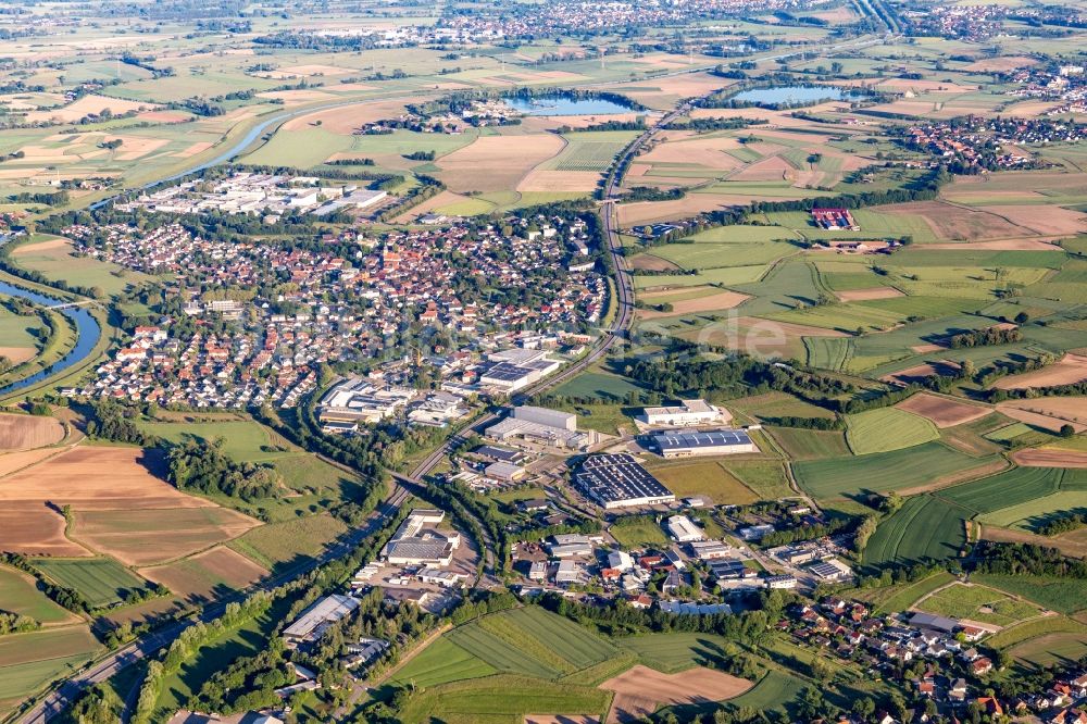 Willstätt von oben - Ortskern am Uferbereich des der Kinzig - Flußverlaufes in Willstätt im Bundesland Baden-Württemberg, Deutschland