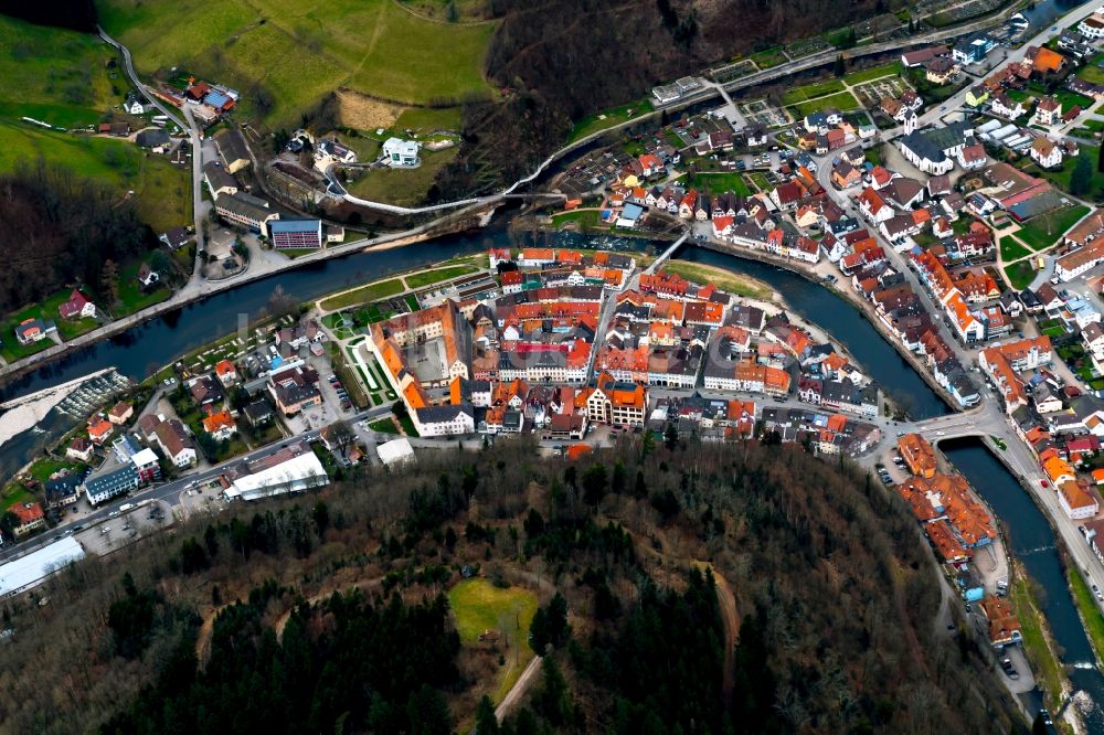 Wolfach aus der Vogelperspektive: Ortskern am Uferbereich des Kinzig - Flußverlaufes in Wolfach im Bundesland Baden-Württemberg, Deutschland