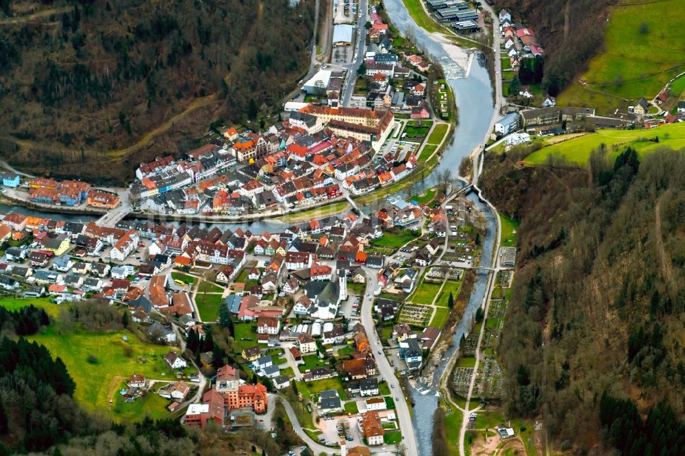 Luftaufnahme Wolfach - Ortskern am Uferbereich des Kinzig - Flußverlaufes in Wolfach im Bundesland Baden-Württemberg, Deutschland