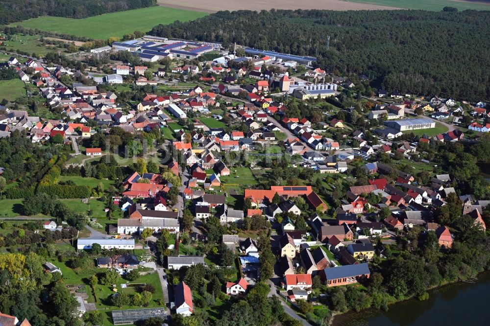 Klöden von oben - Ortskern am Uferbereich des Klödener Riß - Flußverlaufes in Klöden im Bundesland Sachsen-Anhalt, Deutschland