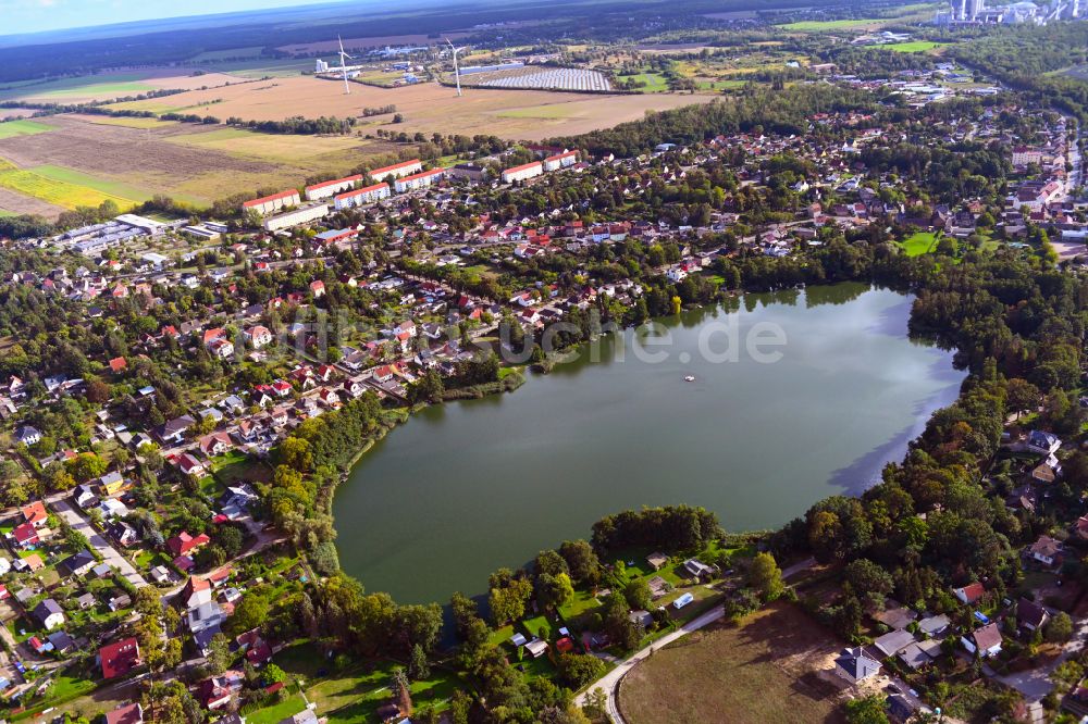 Hennickendorf aus der Vogelperspektive: Ortskern am Uferbereich Kleiner Stienitzsee in Hennickendorf im Bundesland Brandenburg, Deutschland