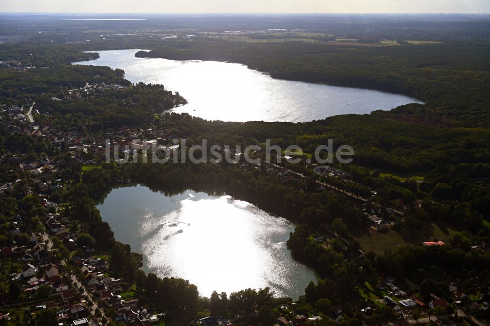 Luftaufnahme Hennickendorf - Ortskern am Uferbereich Kleiner Stienitzsee in Hennickendorf im Bundesland Brandenburg, Deutschland