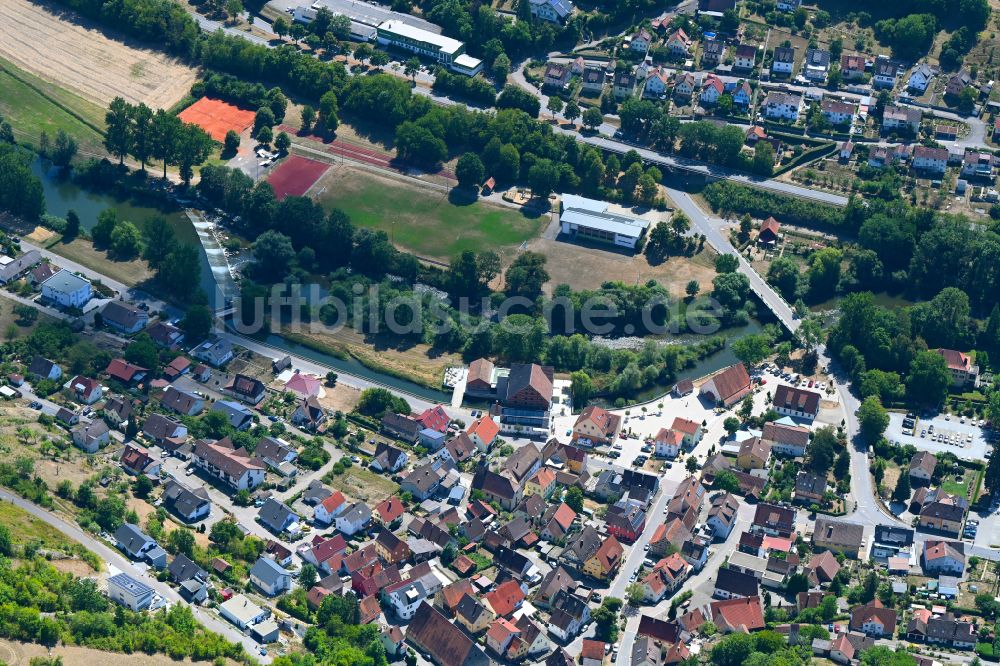 Luftaufnahme Forchtenberg - Ortskern am Uferbereich des Kocher - Flußverlaufes in Forchtenberg im Bundesland Baden-Württemberg, Deutschland