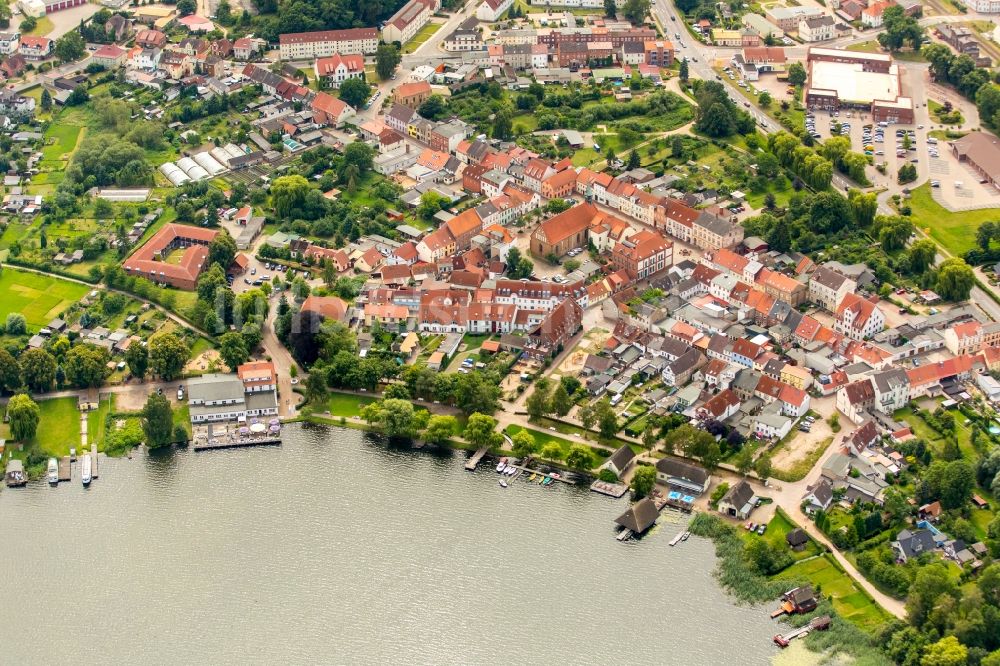 Krakow am See aus der Vogelperspektive: Ortskern am Uferbereich des Krakower See in Krakow am See im Bundesland Mecklenburg-Vorpommern