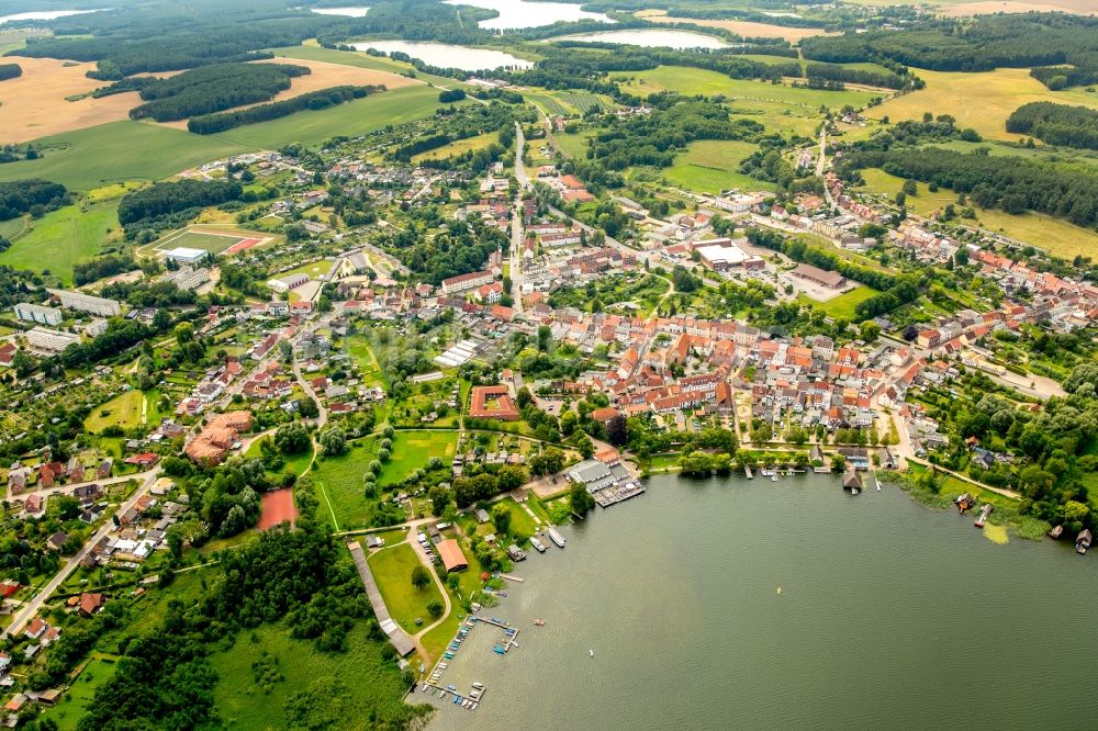 Luftaufnahme Krakow am See - Ortskern am Uferbereich des Krakower See in Krakow am See im Bundesland Mecklenburg-Vorpommern