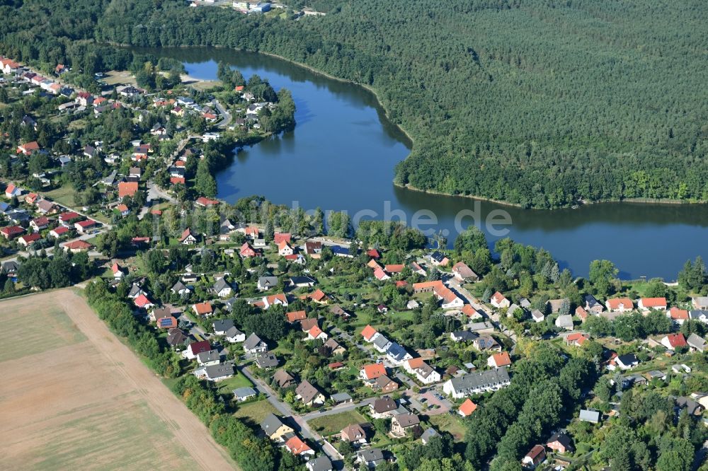 Krummensee von oben - Ortskern am Uferbereich des Krummer See in Krummensee im Bundesland Brandenburg