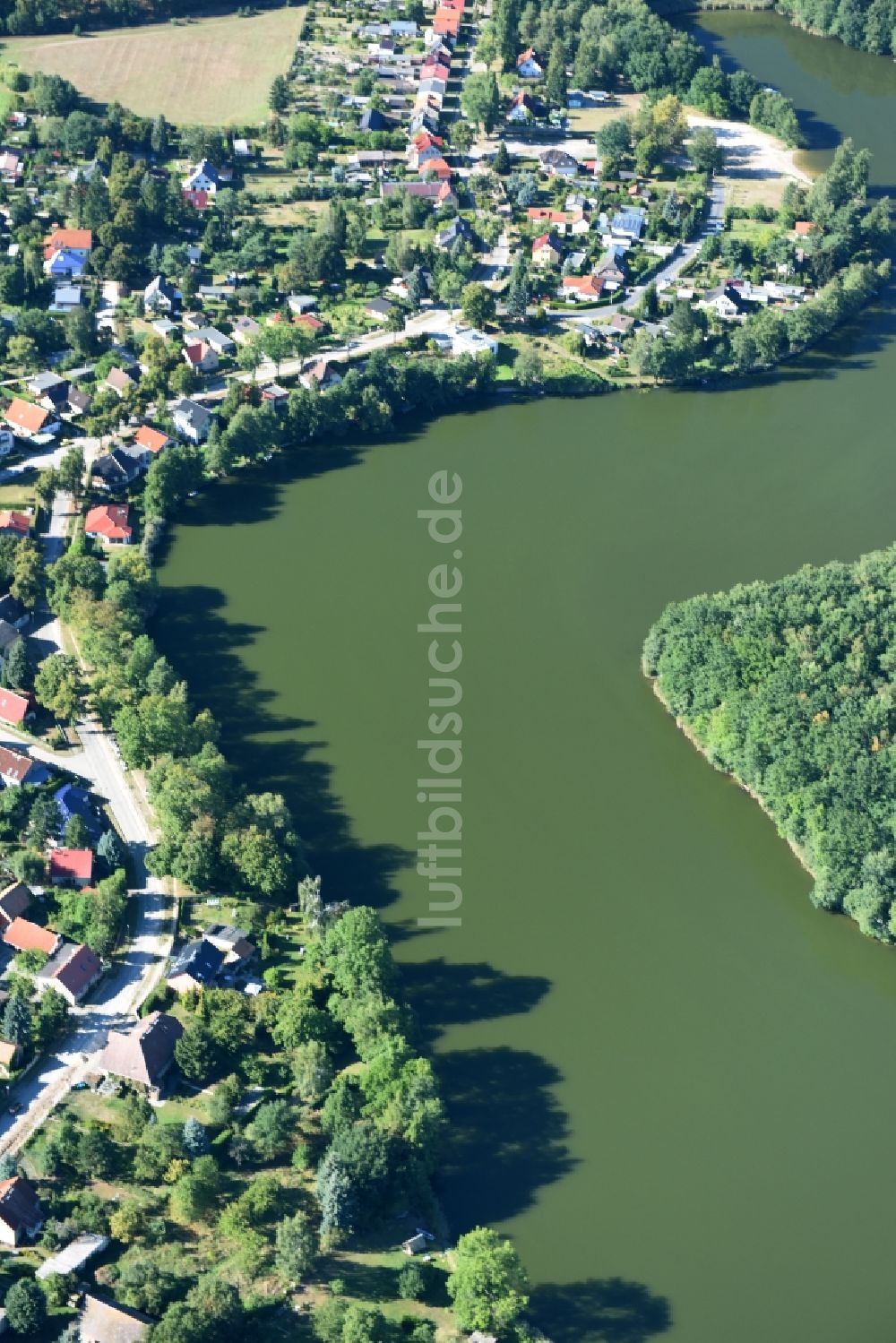 Krummensee von oben - Ortskern am Uferbereich des Krummer See in Krummensee im Bundesland Brandenburg