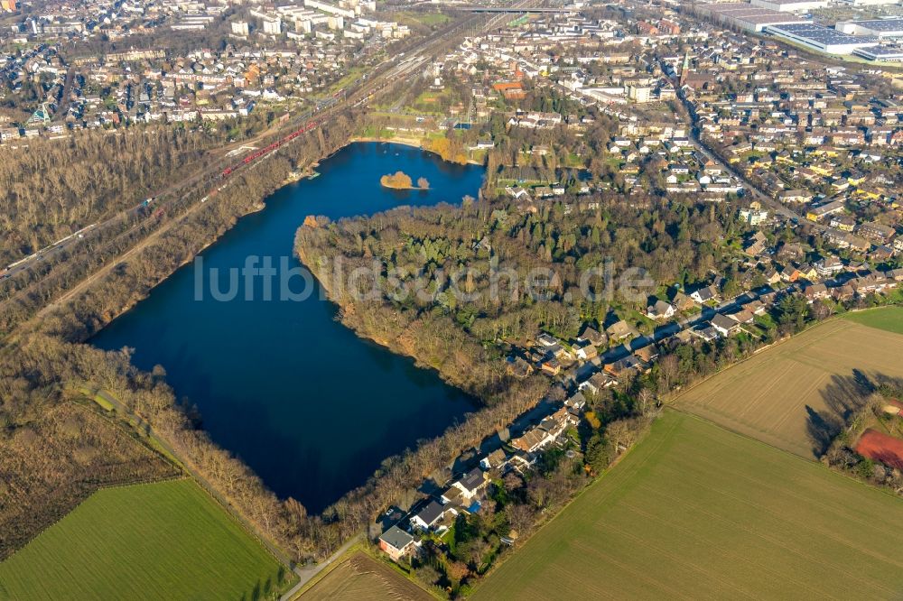 Duisburg aus der Vogelperspektive: Ortskern am Uferbereich des Kruppsee im Ortsteil Friemersheim in Duisburg im Bundesland Nordrhein-Westfalen, Deutschland