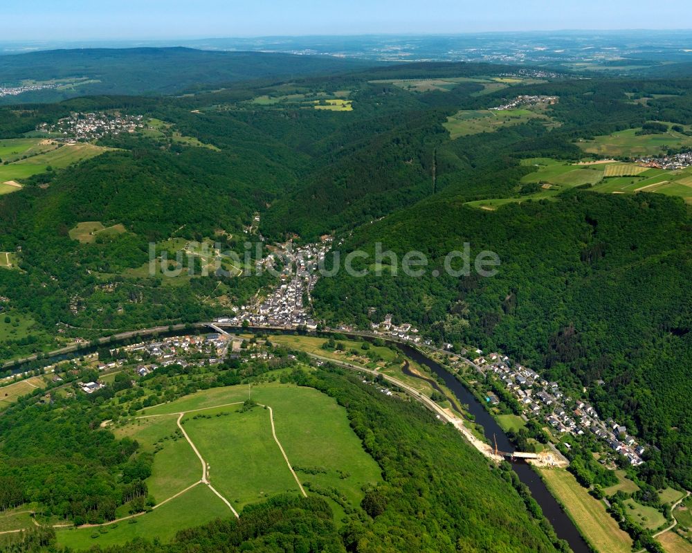 Luftaufnahme Dausenau - Ortskern am Uferbereich des Lahn - Flußverlaufes in Dausenau im Bundesland Rheinland-Pfalz