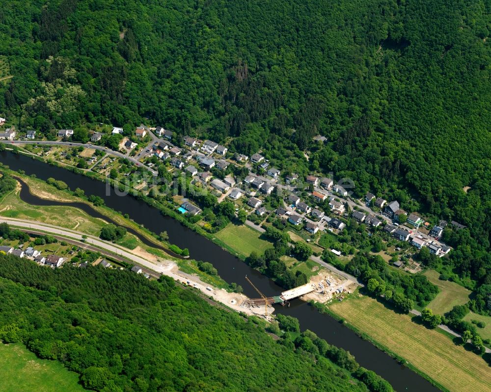 Dausenau aus der Vogelperspektive: Ortskern am Uferbereich des Lahn - Flußverlaufes in Dausenau im Bundesland Rheinland-Pfalz