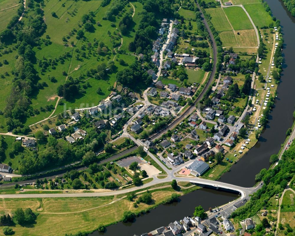 Luftaufnahme Dausenau - Ortskern am Uferbereich des Lahn - Flußverlaufes in Dausenau im Bundesland Rheinland-Pfalz