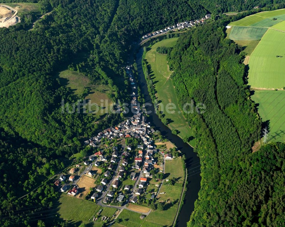 Luftaufnahme Geilnau - Ortskern am Uferbereich des Lahn - Flußverlaufes in Geilnau im Bundesland Rheinland-Pfalz