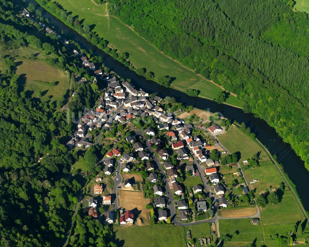 Geilnau von oben - Ortskern am Uferbereich des Lahn - Flußverlaufes in Geilnau im Bundesland Rheinland-Pfalz