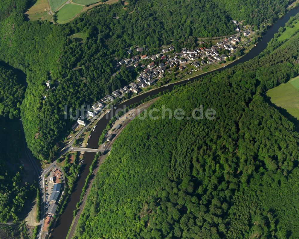 Luftaufnahme Laurenburg - Ortskern am Uferbereich des Lahn - Flußverlaufes in Laurenburg im Bundesland Rheinland-Pfalz