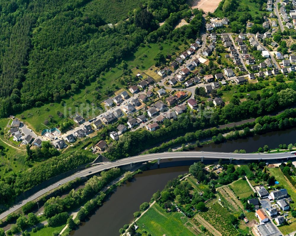 Luftbild Nievern - Ortskern am Uferbereich des Lahn - Flußverlaufes in Nievern im Bundesland Rheinland-Pfalz