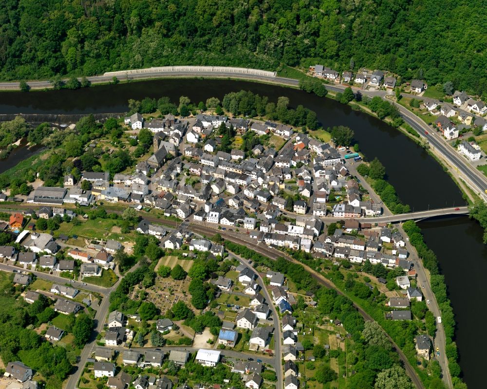 Luftaufnahme Nievern - Ortskern am Uferbereich des Lahn - Flußverlaufes in Nievern im Bundesland Rheinland-Pfalz