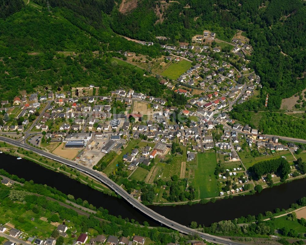 Fachbach von oben - Ortskern am Uferbereich des Lahn - Flußverlaufes in Nievern im Bundesland Rheinland-Pfalz