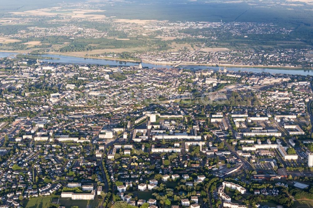 Luftaufnahme Blois - Ortskern am Uferbereich des Loire - Flußverlaufes in Blois in Centre-Val de Loire, Frankreich