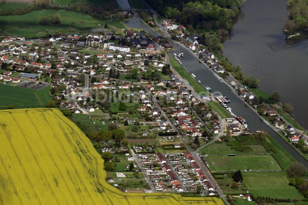 Marseilles-lès-Aubigny aus der Vogelperspektive: Ortskern am Uferbereich des Loire - Flußverlaufes in Marseilles-lès-Aubigny in Centre-Val de Loire, Frankreich