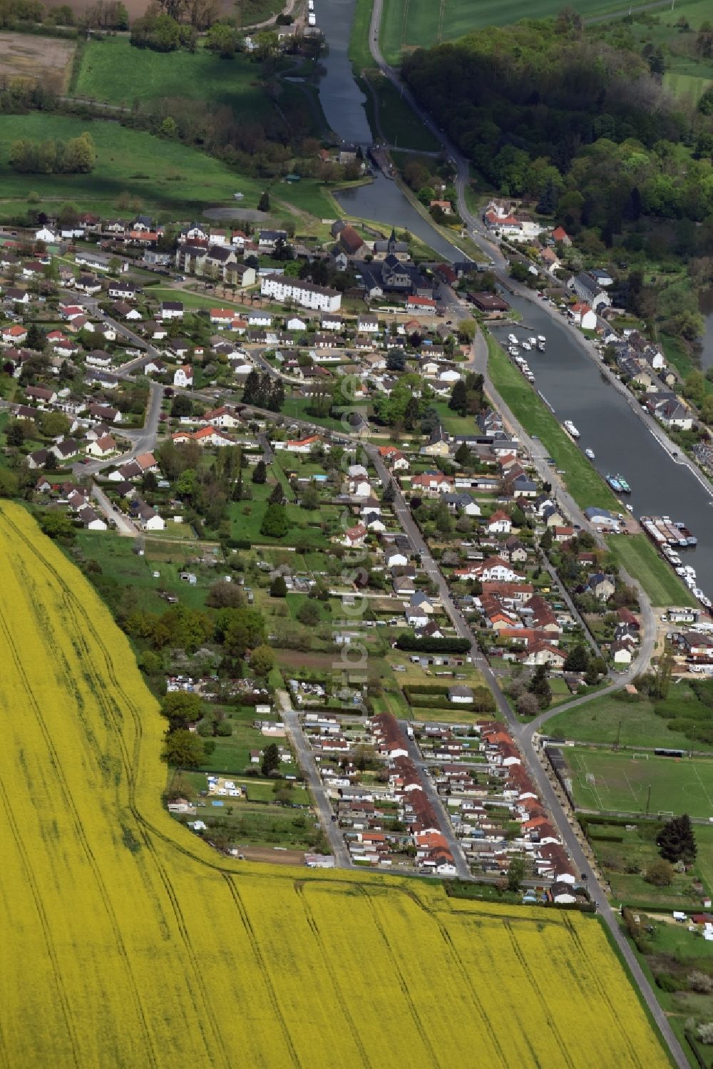 Luftbild Marseilles-lès-Aubigny - Ortskern am Uferbereich des Loire - Flußverlaufes in Marseilles-lès-Aubigny in Centre-Val de Loire, Frankreich