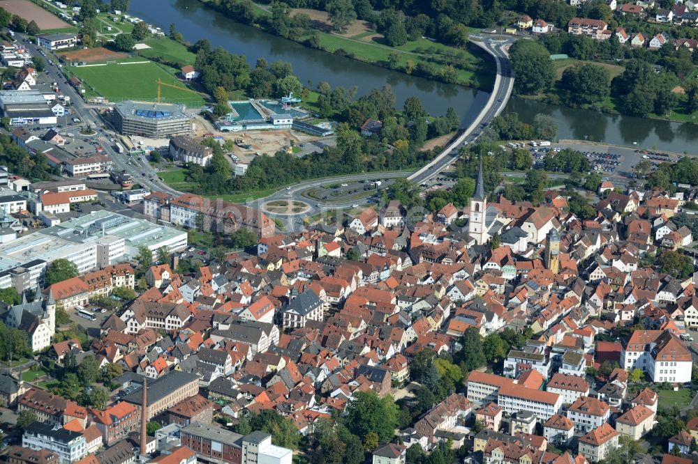 Lohr am Main aus der Vogelperspektive: Ortskern am Uferbereich des Main - Flußverlaufes in Lohr am Main im Bundesland Bayern