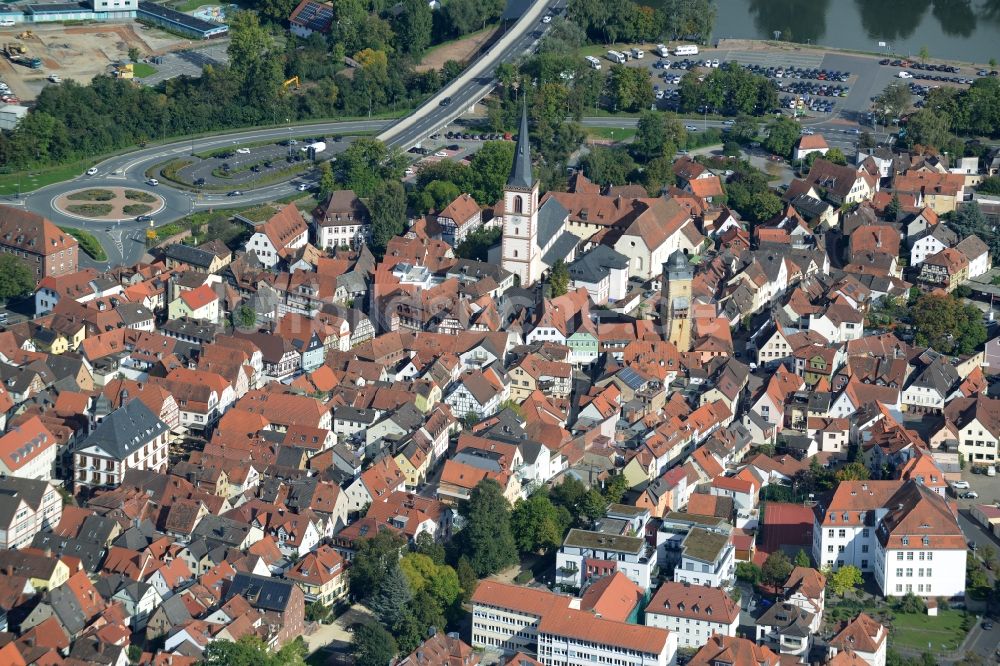 Luftbild Lohr am Main - Ortskern am Uferbereich des Main - Flußverlaufes in Lohr am Main im Bundesland Bayern