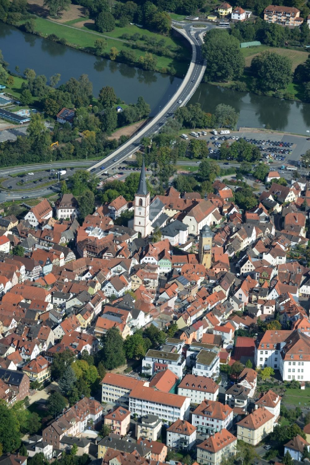 Luftaufnahme Lohr am Main - Ortskern am Uferbereich des Main - Flußverlaufes in Lohr am Main im Bundesland Bayern