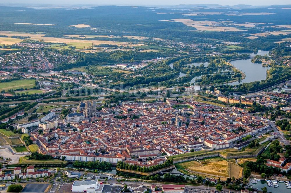 Luftaufnahme Toul - Ortskern am Uferbereich des Mosel - Flußverlaufes in Toul in Grand Est, Frankreich