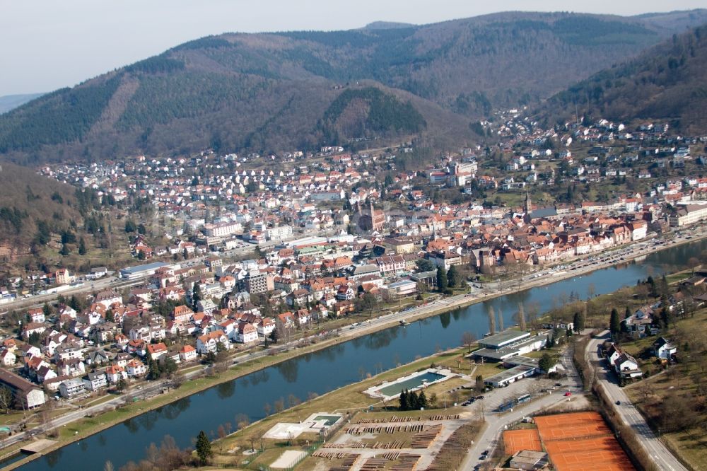 Eberbach aus der Vogelperspektive: Ortskern am Uferbereich des Neckar - Flußverlaufes in Eberbach im Bundesland Baden-Württemberg