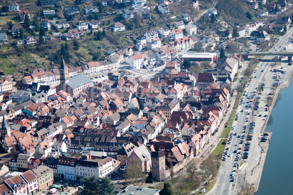 Eberbach von oben - Ortskern am Uferbereich des Neckar - Flußverlaufes in Eberbach im Bundesland Baden-Württemberg