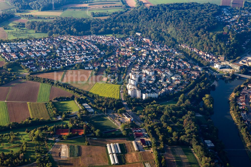 Luftaufnahme Neckarrems - Ortskern am Uferbereich des Neckar - Flußverlaufes in Neckarrems im Bundesland Baden-Württemberg, Deutschland