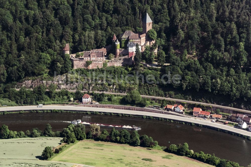 Zwingenberg aus der Vogelperspektive: Ortskern am Uferbereich des Neckar - Flußverlaufes in Zwingenberg im Bundesland Baden-Württemberg, Deutschland