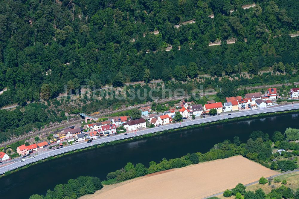 Zwingenberg aus der Vogelperspektive: Ortskern am Uferbereich des Neckar - Flußverlaufes in Zwingenberg im Bundesland Baden-Württemberg, Deutschland