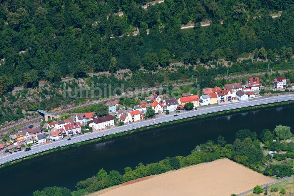 Luftaufnahme Zwingenberg - Ortskern am Uferbereich des Neckar - Flußverlaufes in Zwingenberg im Bundesland Baden-Württemberg, Deutschland